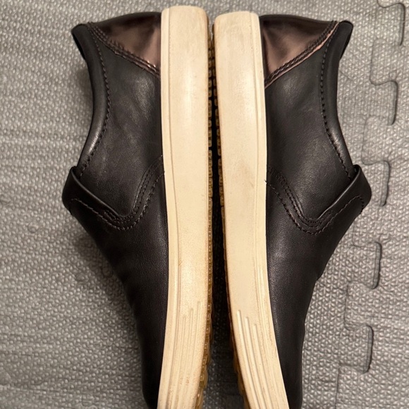 ECCO Soft Black Leather Slip-On Casual Sneaker Womens